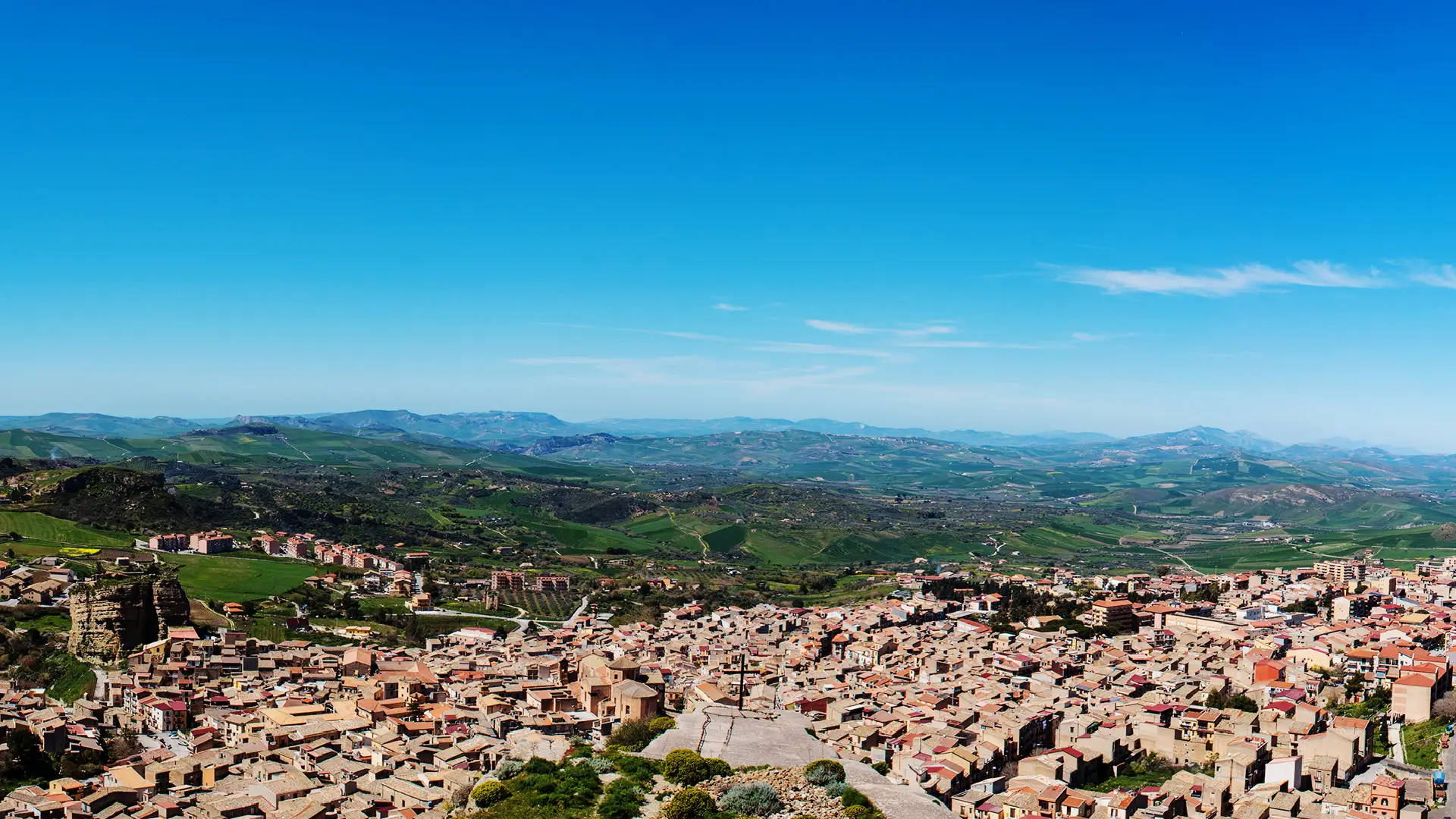 Panorama del paese di Corleone circondato dalle colline verdi