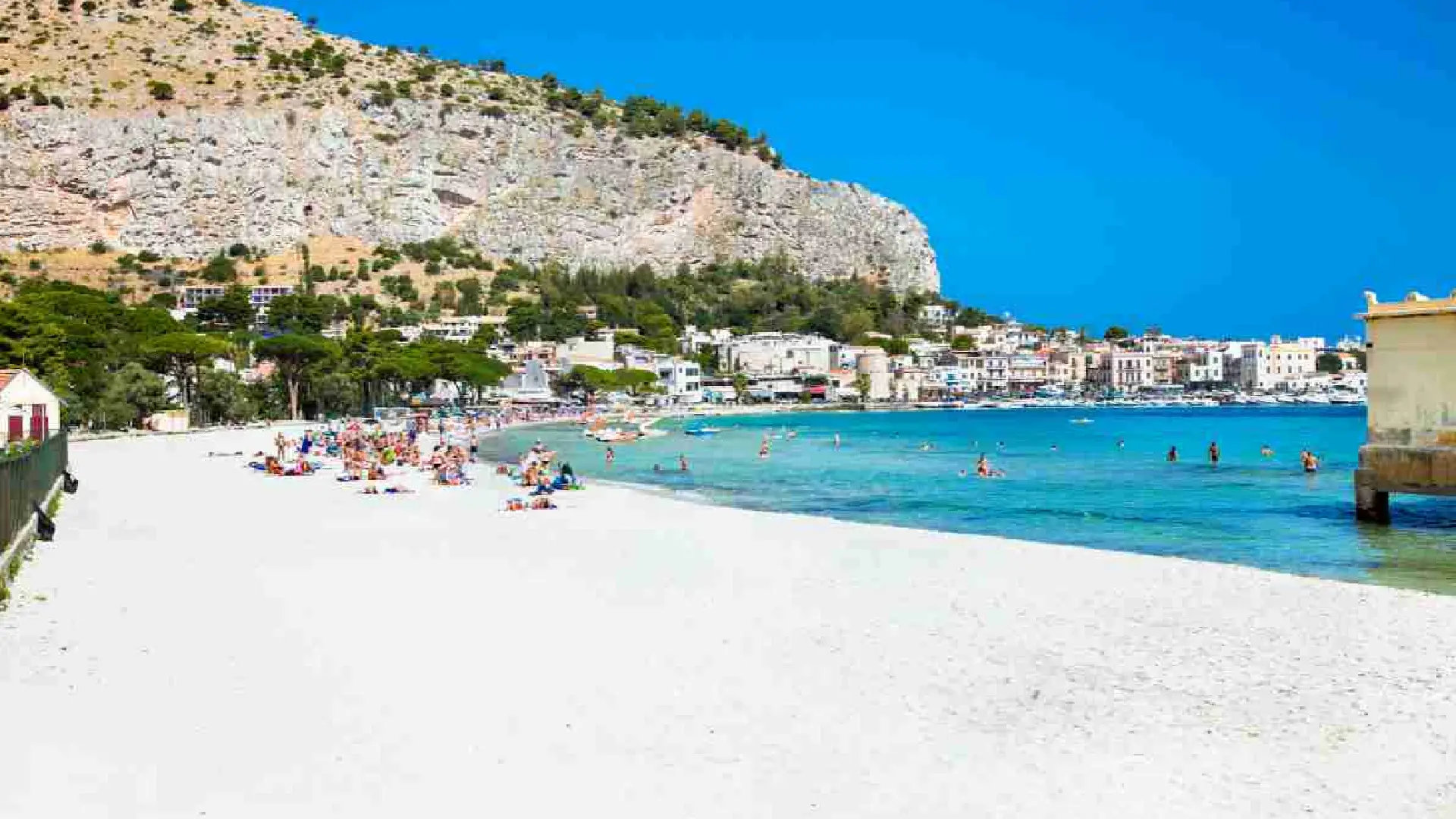 Panorama della spiaggia di Mondello con sabbia bianca e mare turchese