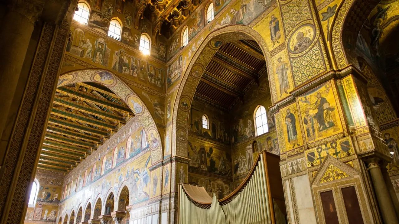 Duomo di Monreale con i suoi mosaici dorati e dettagli architettonici