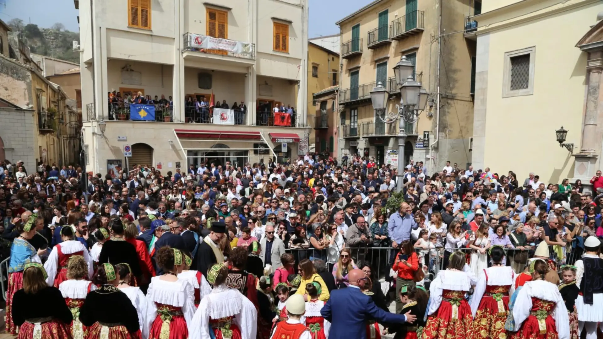Festa tradizionale a Piana degli Albanesi con abiti tipici
