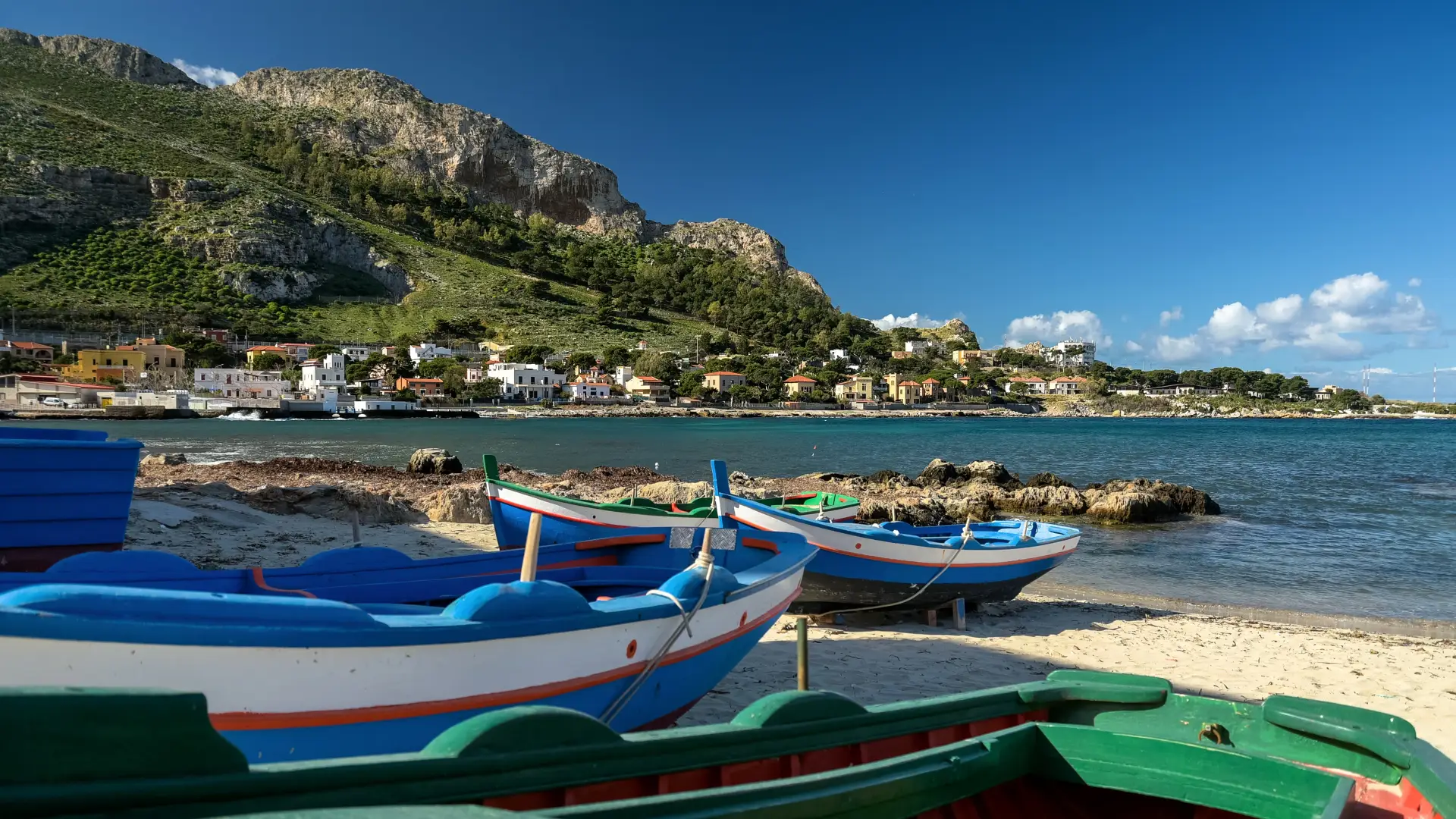 Veduta del borgo di Sferracavallo con barche e mare limpido