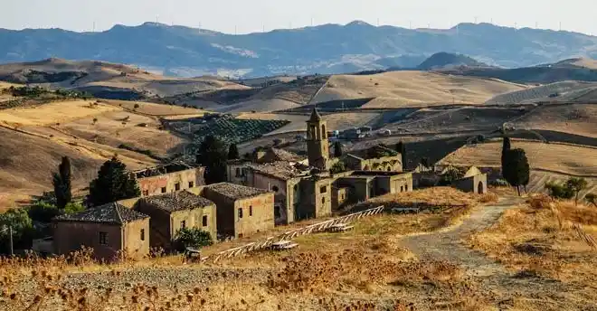 visuale panoramica di un paesino siciliano tra le colline