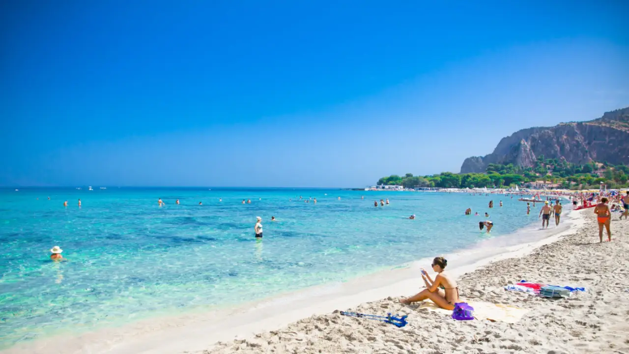 utsikt över Palermos hav i Mondello med människor som badar på stranden