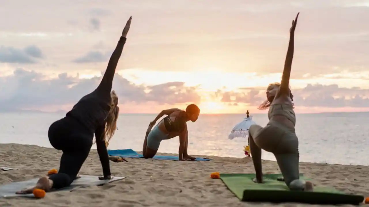 donne che praticano pilates con istruttrice sulla spiaggia