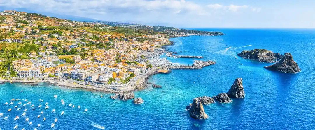 visuale panoramica di un promontorio siciliano immerso nel mare