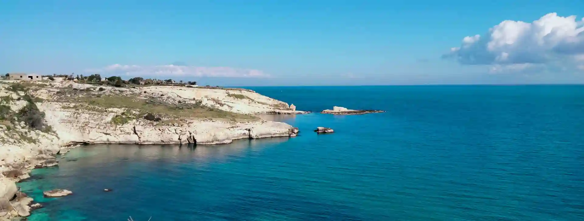promontorio naturale siciliano in riva al mare
